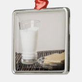 Bord van snacks met een glas melk metalen ornament (Links)