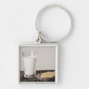 Bord van snacks met een glas melk sleutelhanger