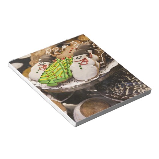 Bord van verse kerstkoekjes notitieblok (Schuin)