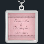 Bordeaux Deco Kant op Roze Bruiloft Zilver Vergulden Ketting<br><div class="desc">Een stijluitnodiging voor uw aankomende huwelijken met een bordeaux gekleurde art deco stijl kantversiering op een roze achtergrond met een subtiel damast patroon. De tekst is volledig aanpasbaar voor uw eigen speciale gelegenheid. Dit elegante ontwerp komt overeen met het Bordeaux Deco Lace op roze bruiloft Collectie. Als u hulp nodig...</div>