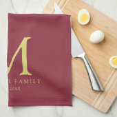 Bordeaux Effen Kleur Goud Familienaam Monogram Theedoek (Quarter Fold)