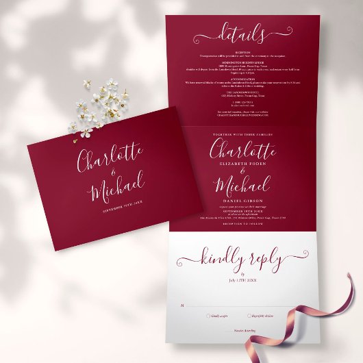 Bordeaux Elegant Script Monogram Huwelijk Drieluik Uitnodiging