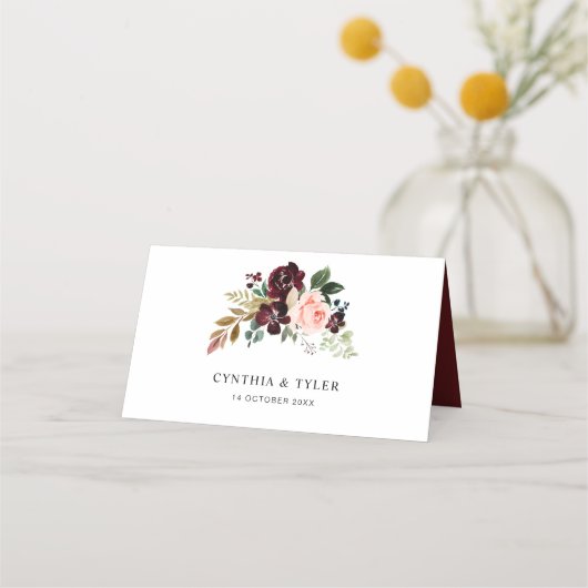 bordeaux en blozend roze bloemenbruiloft plaatskaartje (Achterkant)