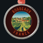 Bordeaux Frankrijk Retro Distressed Circle Metalen Ornament<br><div class="desc">Bordeaux retro vector reisontwerp. Bordeaux,  het centrum van de beroemde wijnbouwregio,  is een havenstad aan de rivier de Garonne in het zuidwesten van Frankrijk.</div>