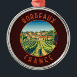 Bordeaux Frankrijk Retro Distressed Circle Metalen Ornament<br><div class="desc">Bordeaux retro vector reisontwerp. Bordeaux,  het centrum van de beroemde wijnbouwregio,  is een havenstad aan de rivier de Garonne in het zuidwesten van Frankrijk.</div>