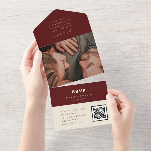 Bordeaux Minimalistische Trouwfoto QR Code RSVP All In One Uitnodiging (Afscheurbaar)