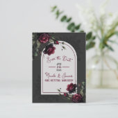 Bordeaux Red Roses Shadowy Grey Floral Opslagdatum Aankondigingskaart (Staand voorkant)