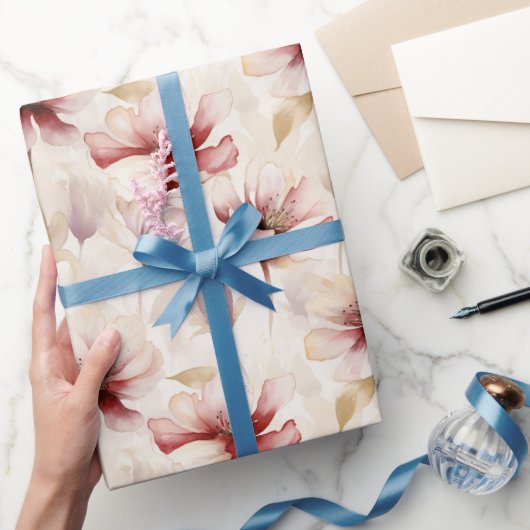 Bordeauxrode Crème Kleur Bloemrijke Bruidsdouche Cadeaupapier (Geschenken)