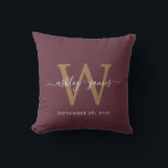 Bordeauxrode en gouden trouwmonogram kussen<br><div class="desc">De bordeauxrode en gouden trouwmonogrampillow heeft elegante witte kalligrafie op een diepe bordeauxrode achtergrond met een vette gouden initiaal. Perfect als een gepersonaliseerd trouwcadeau,  jubileumcadeau of woondecoratieaccent,  voegt deze op maat gemaakte kussen een vleugje tijdloze elegantie toe aan elke ruimte.</div>