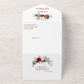 Bordeauxrode en witte rozen op zwarte huwelijks- all in one uitnodiging (Buitenkant)