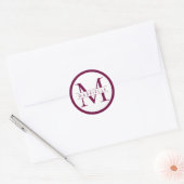 Bordeauxrode monogram- en naamstickers ronde sticker (Envelop)