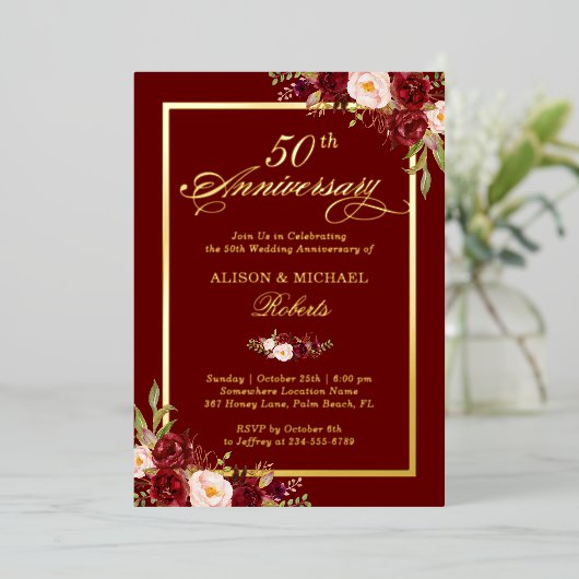 Bordeauxrood bloemmotief 50ste huwelijksjubileum g folie uitnodiging (Staand Voorkant)