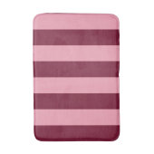 Bordeauxroze grote streeppatroon vette kersenrood badmat (Voorkant Verticaal)