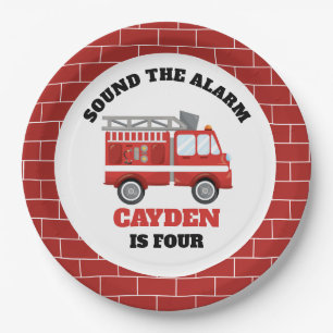 Borden voor brandweerbrandweerbrandweervrouwen op  papieren bordje