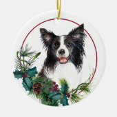 Border Collie Evergreen Berry Wreath Keramisch Ornament (Voorkant)