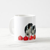 Border Collie Honden met Rode Kerstmis Ornamenten Koffiemok (Voorkant links)