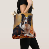Border Collie in de herfst laat Herfst inspireren Tote Bag (Dichtbij)