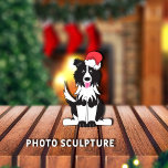 Border Collie Kerstmis Ornament Fotobeeldje Ornament<br><div class="desc">Schattige,  zwarte/witte cartoon van de Grens die grafisch een rood-witte pet van de Kerstman draagt,  en heeft roze tong uit. Illustratie: Lori@SaltTownStudio</div>