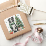 Border Collie met feestelijke sjaal van Christmas  Vierkante Sticker<br><div class="desc">Deze feestelijke sticker is voorzien van een Border Collie met een felgroene sjaal, zittend naast een prachtig versierde kerstboom met twinkelende lichten. Verspreide sneeuwvlokken en kleurrijke cadeaus vervolledigen het vakantiedorp en brengen warmte en vrolijkheid naar elk oppervlak. Het ontwerp is schoon en geïsoleerd voor eenvoudige toepassing, perfect voor het verspreiden...</div>