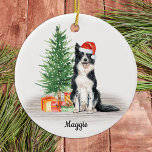 Border Collie Santa Dog Persoonlijke Kerstmis Keramisch Ornament<br><div class="desc">Decoreer je boom of geef een speciaal geschenk dit vakantieseizoen met deze kerstversiering van de collie santa dog, en een passend decor. Deze kerstsieraad aan de rand heeft een waterverf hond in een kersthoed en een boom. Personaliseer met naam voor, jaar terug. Deze kerstversiering van de grenskolonie zal een favoriet...</div>