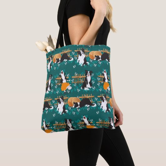 Border Collie speelt met schapen Tote Bag (Dichtbij)