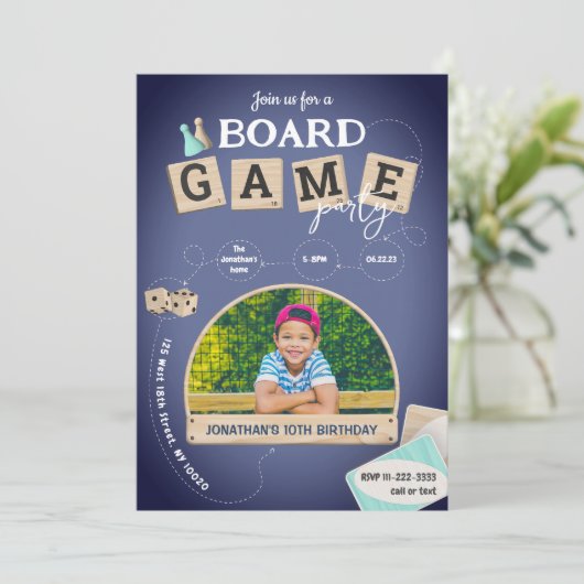Bordspel Verjaardag Uitnodiging (Staand voorkant)