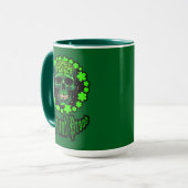 Born Lucky Skull St Patrick’s Day Shirt – caneca Mok (Voorkant links)