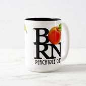 BORN Peach Tree City Georgia 15oz Tweekleurige Koffiemok (Voorkant rechts)