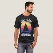 Born To Sail Forced To Work Sailing T-shirt (Voorkant volledig)