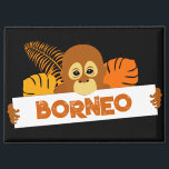 Borneo Schattigee orang-oetan magneet<br><div class="desc">Super leuke baby orang-oetan magneet. De schattige orang-oetan houdt een bord vast waarop BORNEO staat. U kunt uw eigen naam of woordkeuze aanpassen en toevoegen. Een geweldig cadeau idee voor orang-oetan liefhebbers.</div>