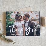 Borstel hand belettering bruiloft foto bedankkaart<br><div class="desc">Stuur bedankt naar familie en vrienden met deze aanpasbare foto dank u kaart. Het is voorzien van penseelhandbelettering. Personaliseer door uw foto en details toe te voegen. Deze foto bedankkaart is perfect voor bruiloften,  afstuderen,  verjaardagen en andere evenementen.</div>