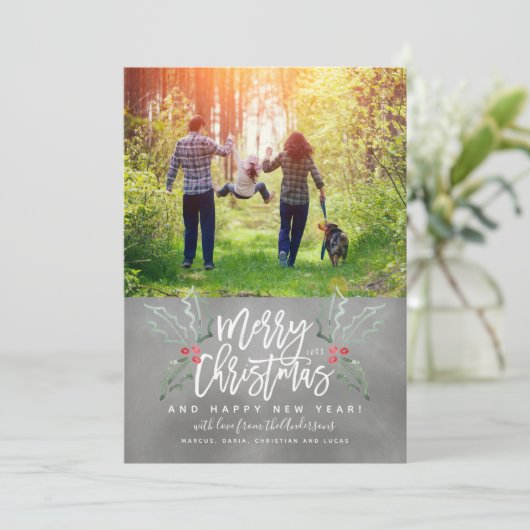 Borstel Script Christmas Hollies Photo Chalkboard Feestdagenkaart (Staand voorkant)