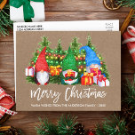 Borstel Script Kraft kerstverlichting kabouters Briefkaart<br><div class="desc">Modern Brush Script Merry Christmas Kleurrijke Leuke Waterverf Gnomes Kraft Briefkaart met Pine Trees en String Lights. Familienaam en jaar</div>