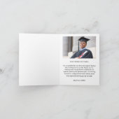 Borstelfoto van afgestudeerde in het wit bedankkaart (Binnen)
