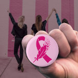 Borstkanker Awareness Ribbon Feather Ronde Button 3,2 Cm<br><div class="desc">Het roze lint is het universele symbool van borstkanker geworden,  waardoor het bewustzijn,  de steun en het samenbrengen van vrouwen in solidariteit is toegenomen.</div>