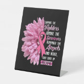 Borstkanker ondersteunt de strijders die haar geve reclamebord met voetstuk (Voorkant)