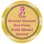 Borstkanker Survivor Gold Medal Award Staand Fotobeeldje<br><div class="desc">Een goudmedaille is een symbool voor het grootste succes dat kan worden behaald. Het is een fysieke weergave van het winnen. Een borstkankeroverlevende heeft de meest kostbare prijs gewonnen van het "LIFE". Gold medallion-roze tekst.</div>