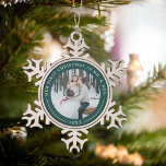 Bos | Eerste kerstfoto met huwelijk Tin Sneeuwvlok Ornament<br><div class="desc">Deze elegante sneeuwvlok met kerstversiering is een perfect cadeau voor nieuwigheden en biedt een favoriete foto omringd door een feestelijke groene grens voor het bos. "Onze eerste Kerstmis als Mr. & Mrs.' krommen boven de bovenkant van je foto in ivoorschrift, met het jaar eronder. Pas met een trouwfoto aan om...</div>