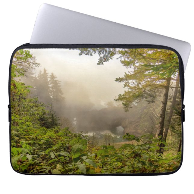 Bos- en oceanlandschap laptop sleeve (Voorkant)