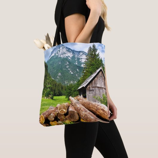 Bos op bergachtige Lumberjack Camp Tote Bag (Dichtbij)