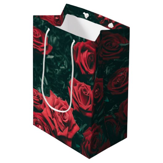 Bos rode rozen medium cadeauzakje (Voorkant Gekanteld)