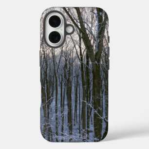 Bos van Besneeuwde Bomen iPhone 16 Hoesje