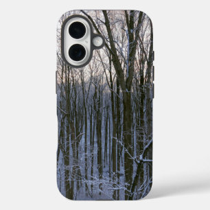 Bos van Besneeuwde Bomen iPhone 16 Hoesje