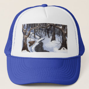 Bosbeek en bomen in een wintersneeuwstorm trucker pet