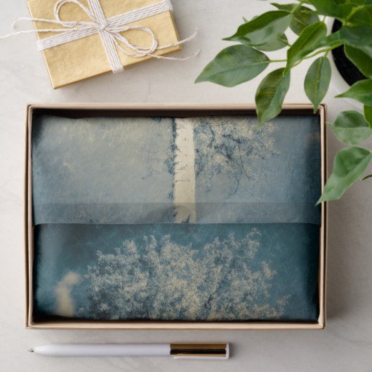 bosbouw tegen grijze hemel tissuepapier (Geschenk)