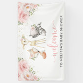 Bosbouwdieren, roze bloemen, Baby shower Spandoek (Verticaal)