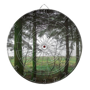 Bosbranden die het ontginnen in de mist overzien dartbord
