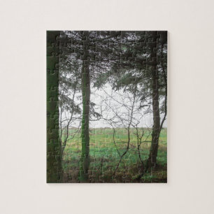 Bosbranden die het ontginnen in de mist overzien legpuzzel