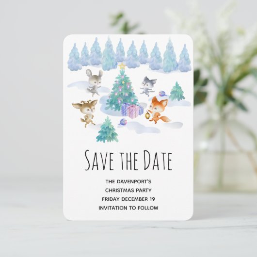 Bosdieren dansen rond de kerstboom save the date (Staand voorkant)