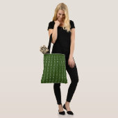 Bosgroen en wit kruispatroon tote bag (Op model)